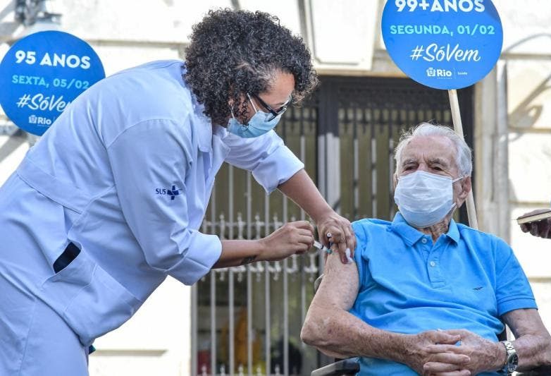 Aos 101 anos, Orlando Drummond recebe vacina