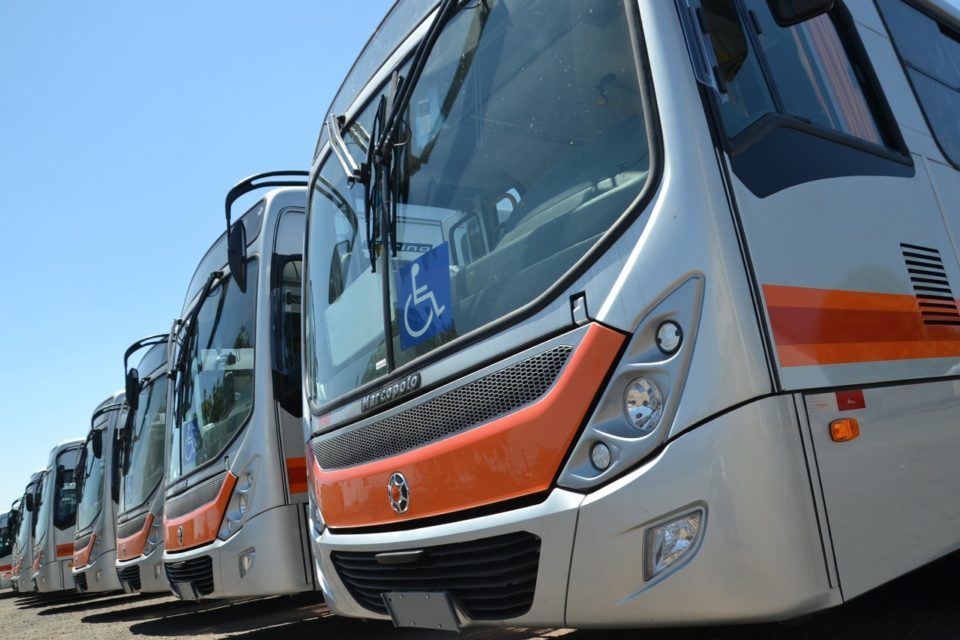 Empresa paga salários e sindicato suspende greve no transporte