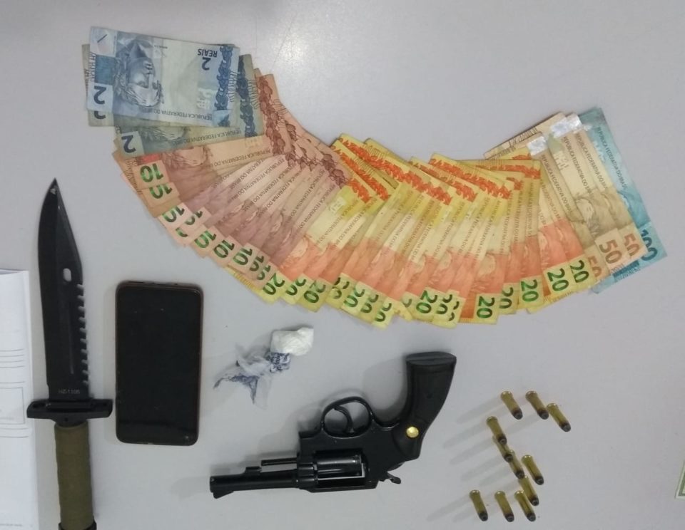 Eletricista é preso com arma de fogo em carro na zona Norte