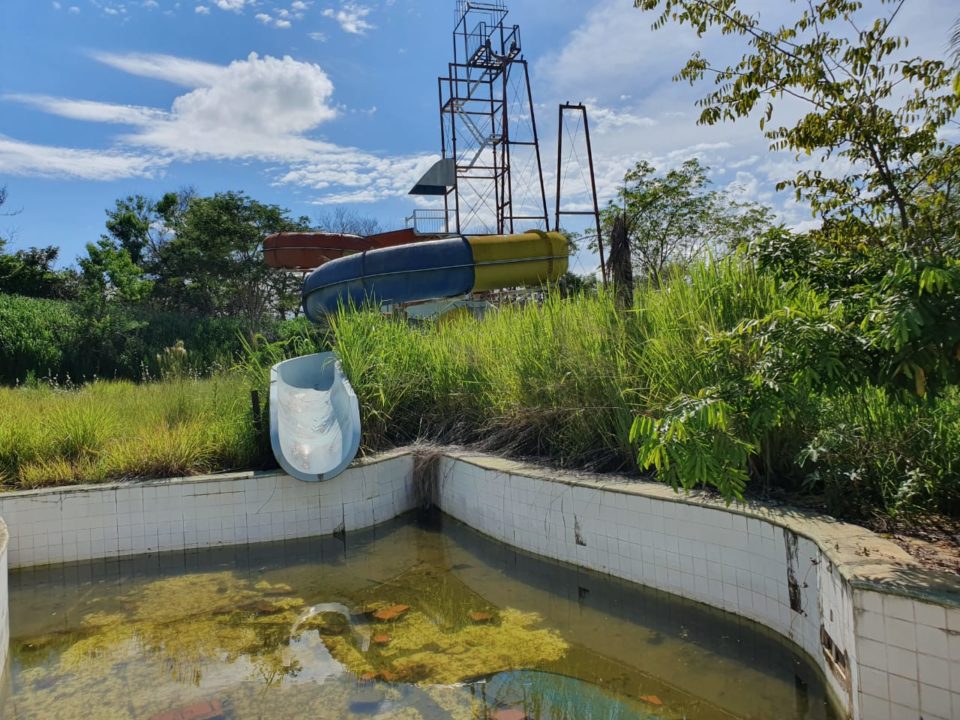 Parque aquático vira foco de doenças e aguarda demolição