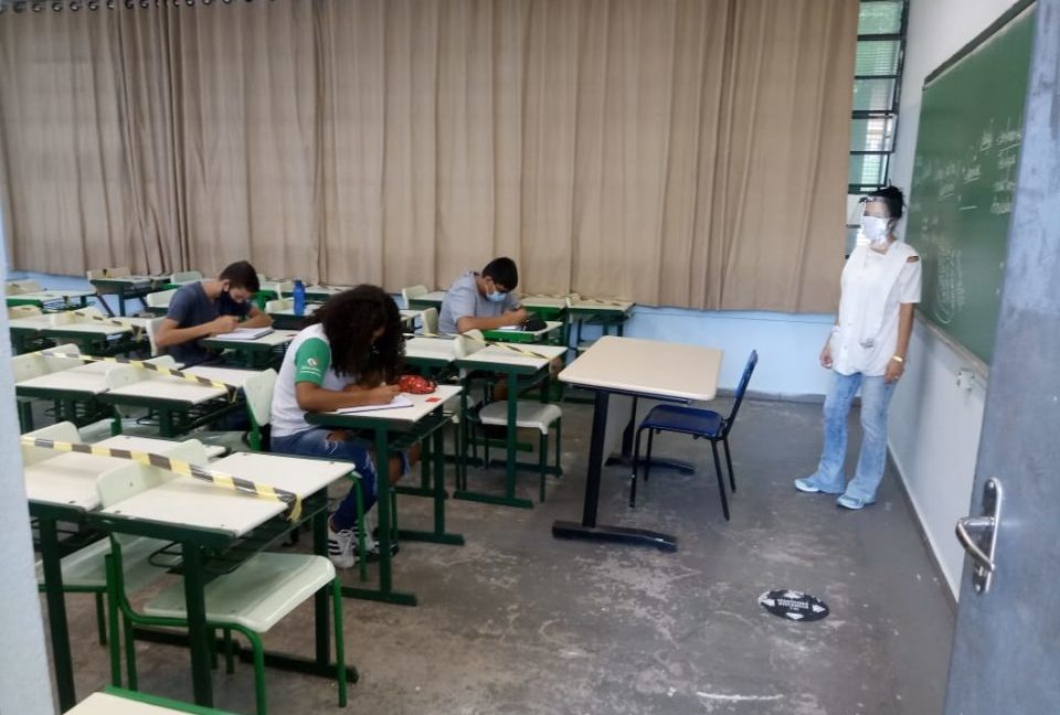 Educação mantém aulas presenciais mesmo na fase vermelha