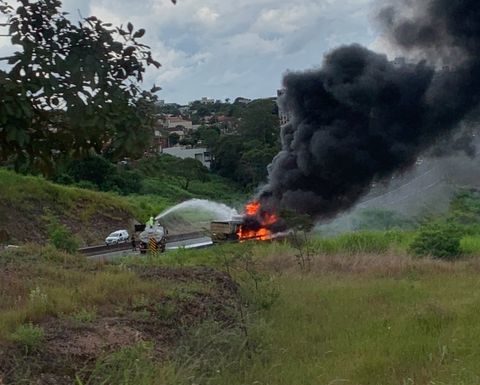 Incêndio destrói carreta na Rodovia do Contorno