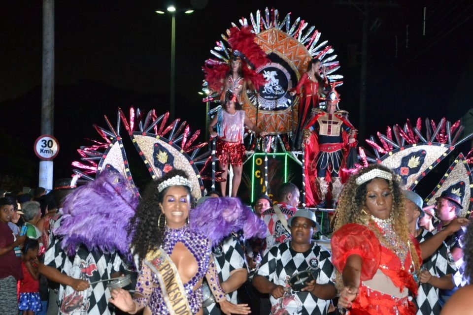 Carnavalescos de Marília torcem para que haja festa em 2022