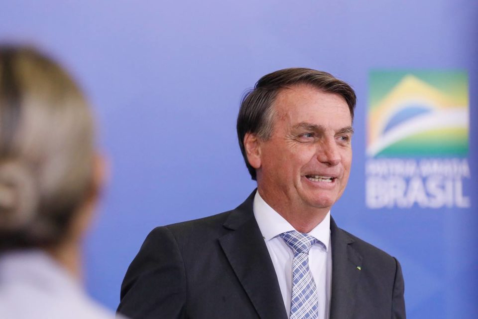 Bolsonaro diz que ‘o certo seria tirar jornais de circulação’