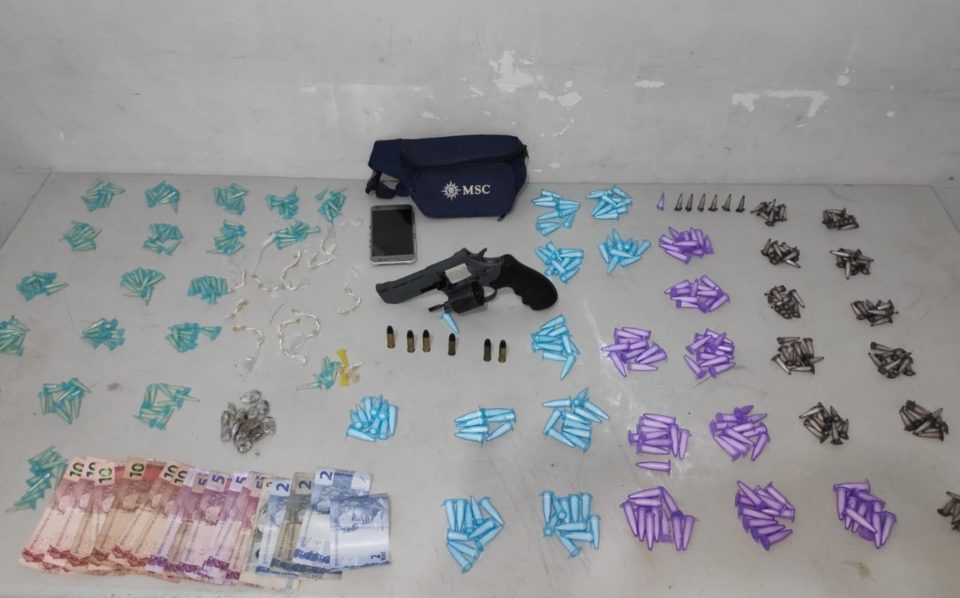 Homem é preso com drogas, dinheiro e arma em Garça