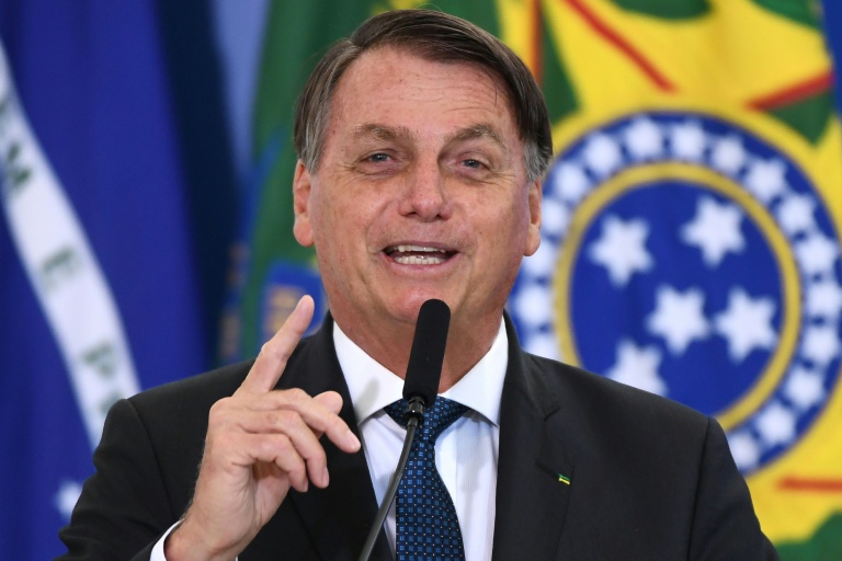 Depois de cloroquina, Bolsonaro defende ‘spray’ para covid