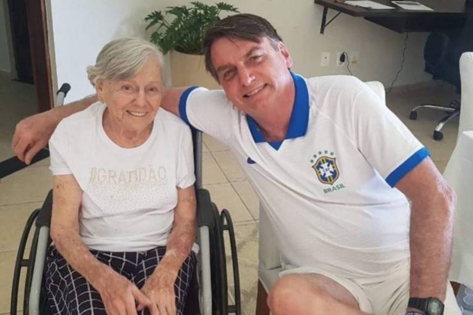 Mãe de Bolsonaro é vacinada contra covid-19 no interior de SP