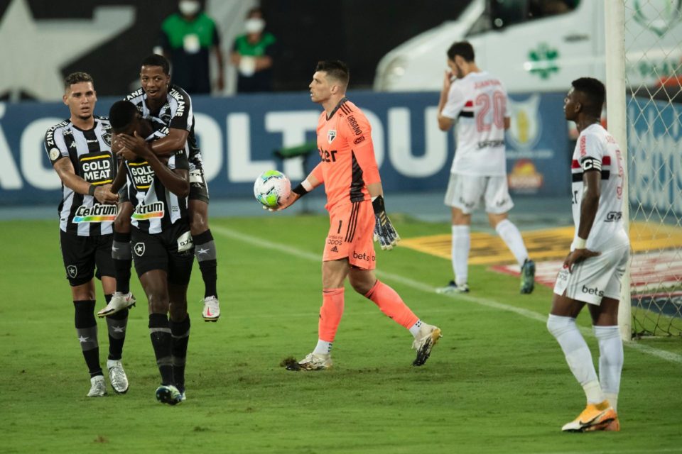 São Paulo perde para o Botafogo no Rio e pode ficar fora do G4