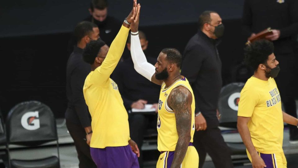 Lakers batem Thunder de novo e vencem a 6ª seguida na NBA