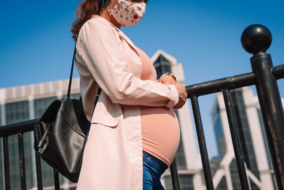 Grávidas passam anticorpos contra covid para bebês