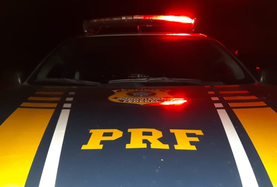 PRF recupera carro furtado e dupla foge na rodovia BR-153