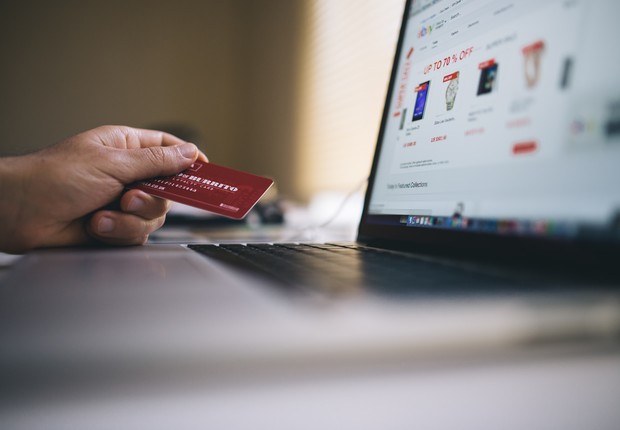 47% dos brasileiros relatam ter aumentado compras online