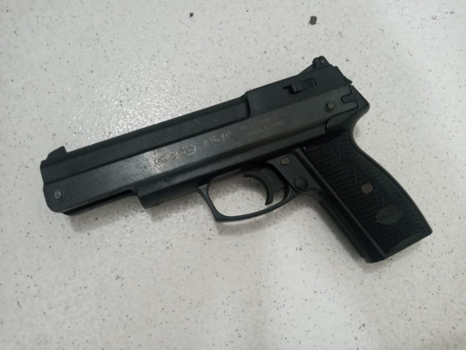 PM apreende arma falsa com casal em caminhonete