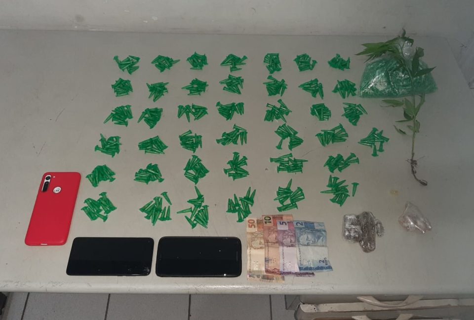 Adolescente é flagrado com drogas em carro no Centro