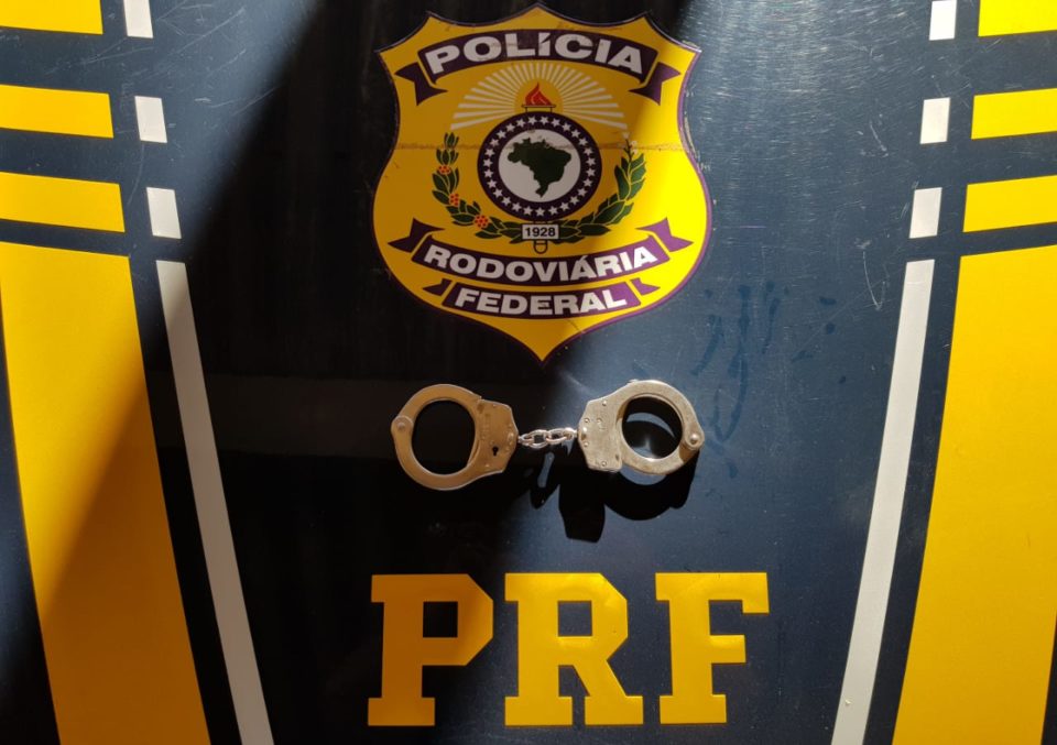 Rapaz é preso com arma em carro na rodovia BR-153
