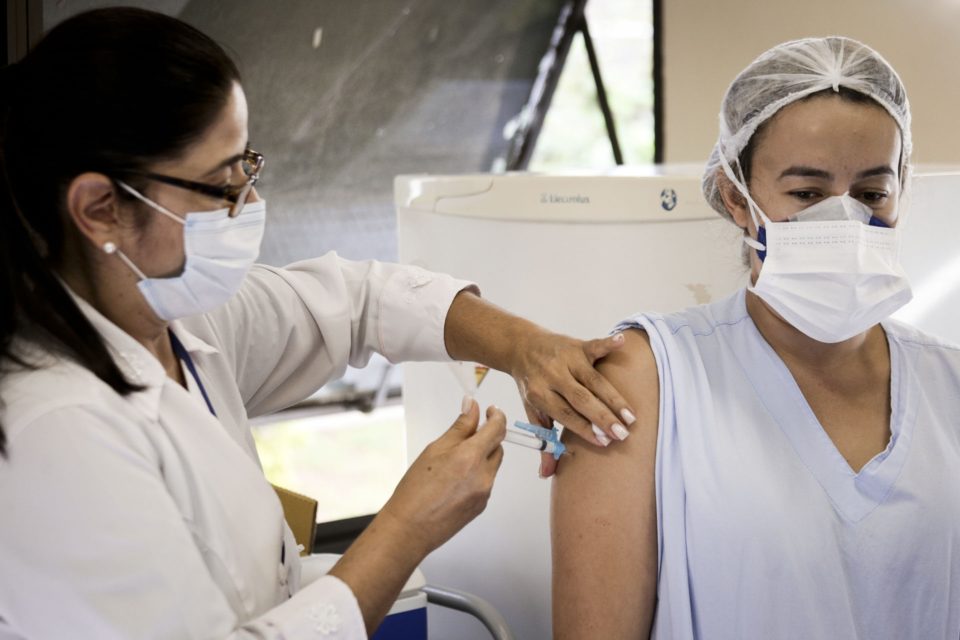 Vacinados contra a covid no Brasil chegam a quase 11 milhões