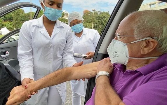 Sandra Annenberg enfrenta horas de fila com o pai para vacina