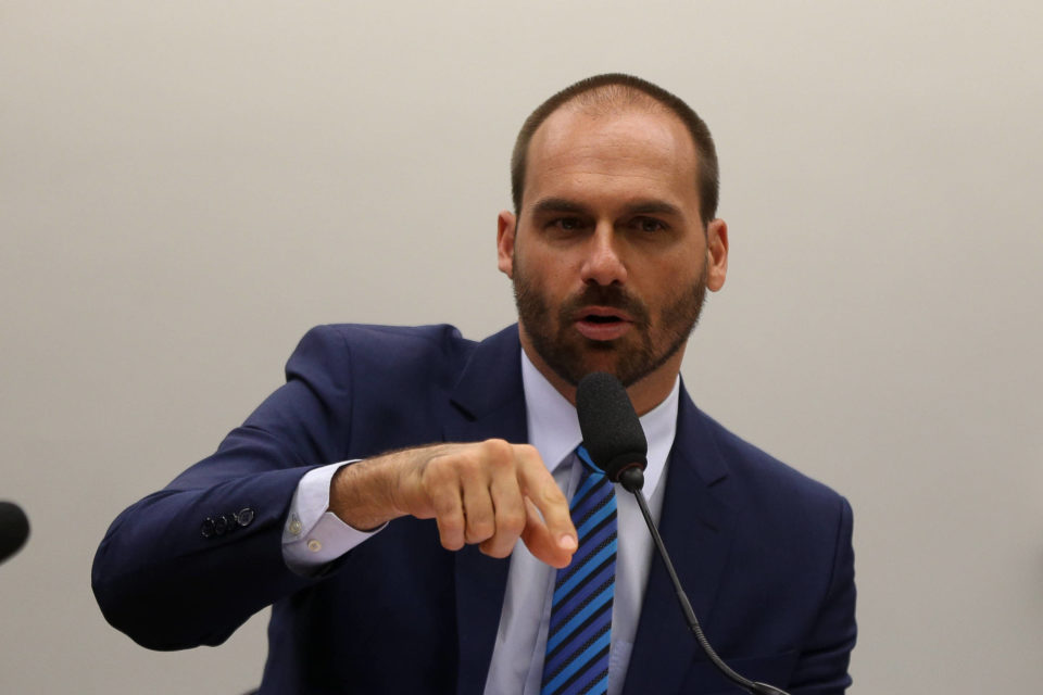 ‘Enfia no rabo, gente’, diz Eduardo Bolsonaro sobre máscara