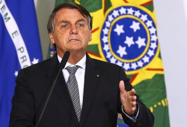 Bolsonaro critica quem quer culpá-lo por mortes