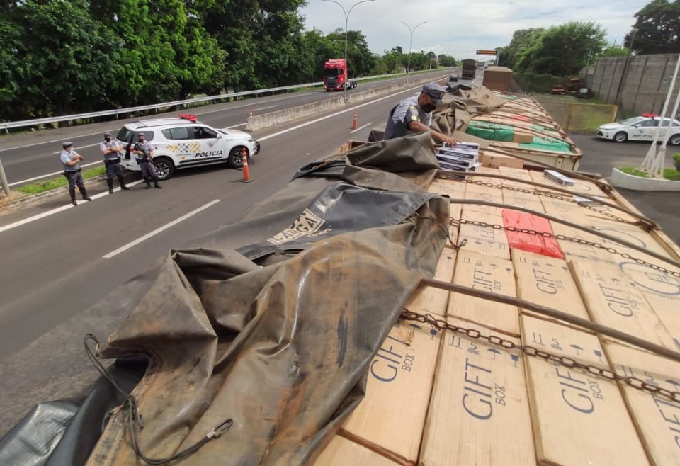Polícia flagra carretas lotadas com cigarros sem nota fiscal
