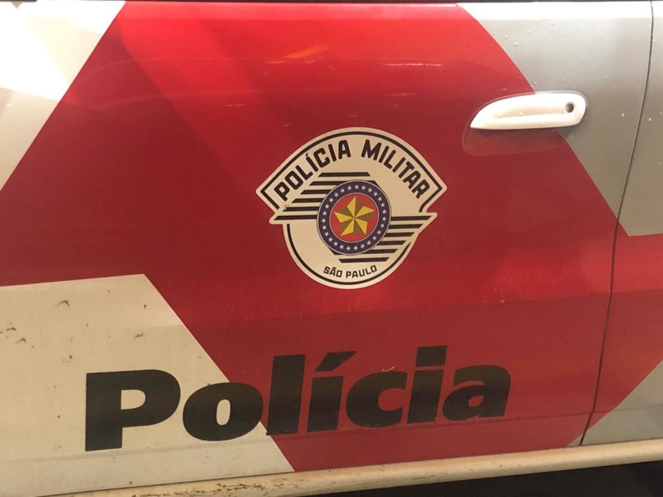 Motociclista empina moto, cai e acaba preso por embriaguez