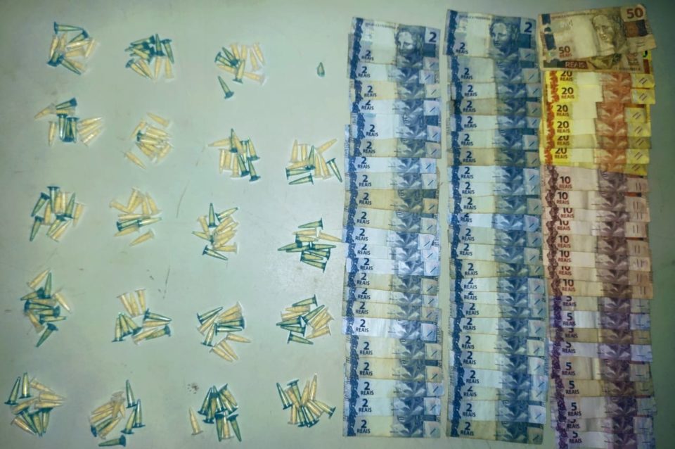 Jovem é preso com drogas e dinheiro na Vila Barros