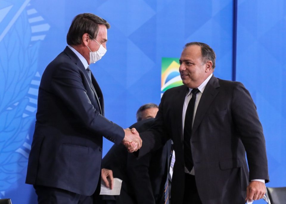 Bolsonaro diz que Pazuello deixa Ministério da Saúde nesta sexta
