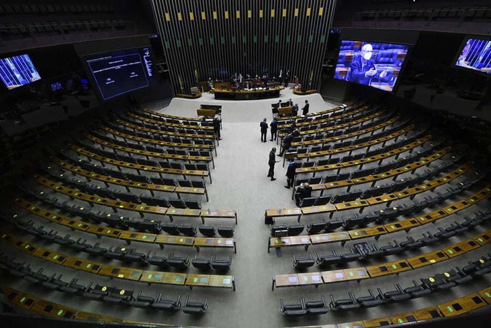 Sob críticas e pressão, Congresso vota Orçamento hoje