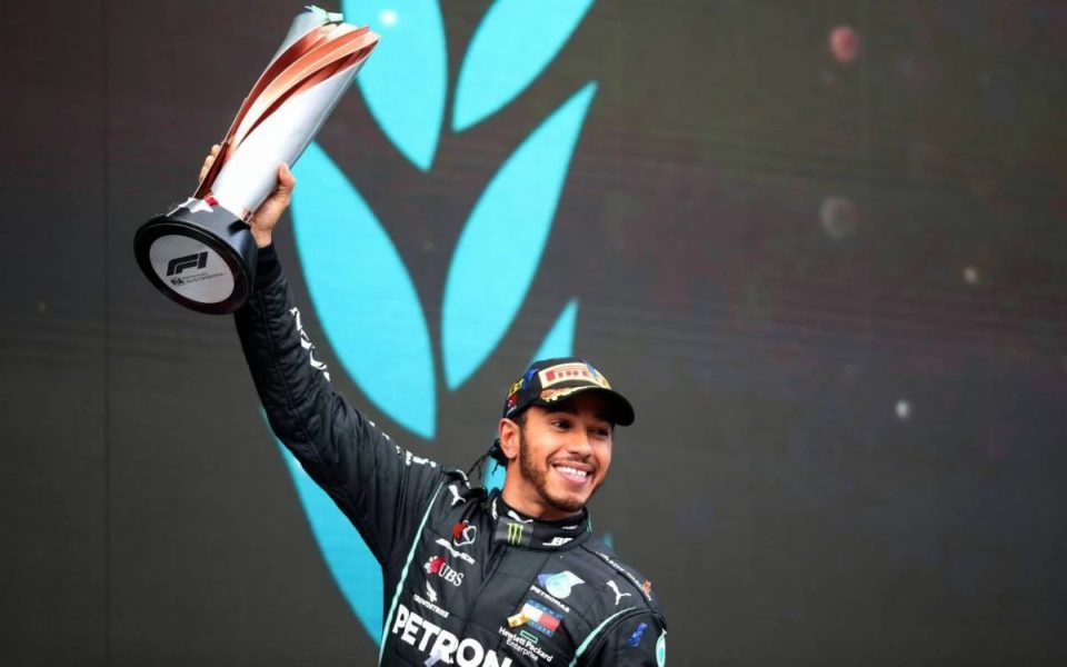 Lewis Hamilton explica contrato com Mercedes