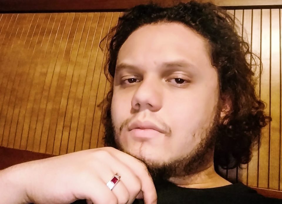 Homem surta, invade casa e esfaqueia moradores na região