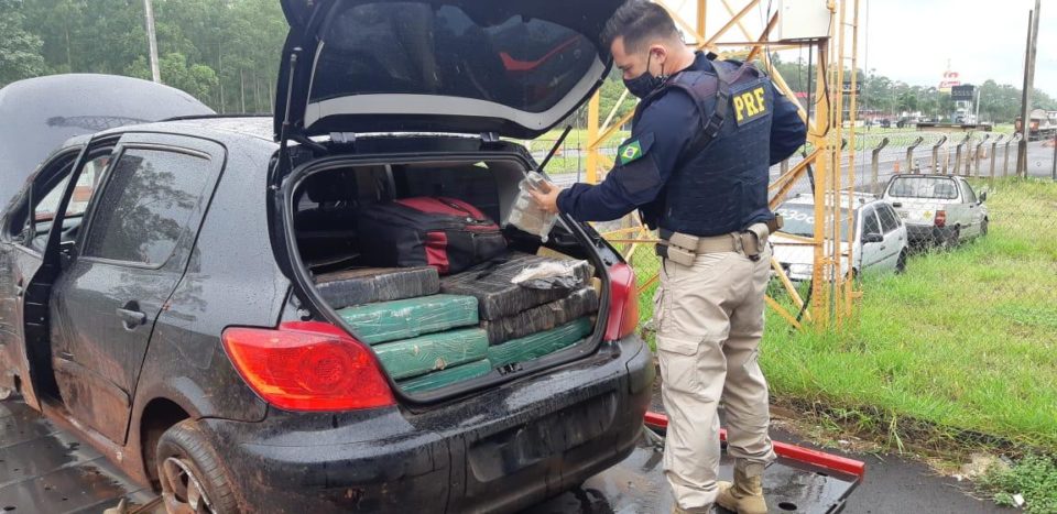 Após perseguição PRF apreende meia tonelada de drogas