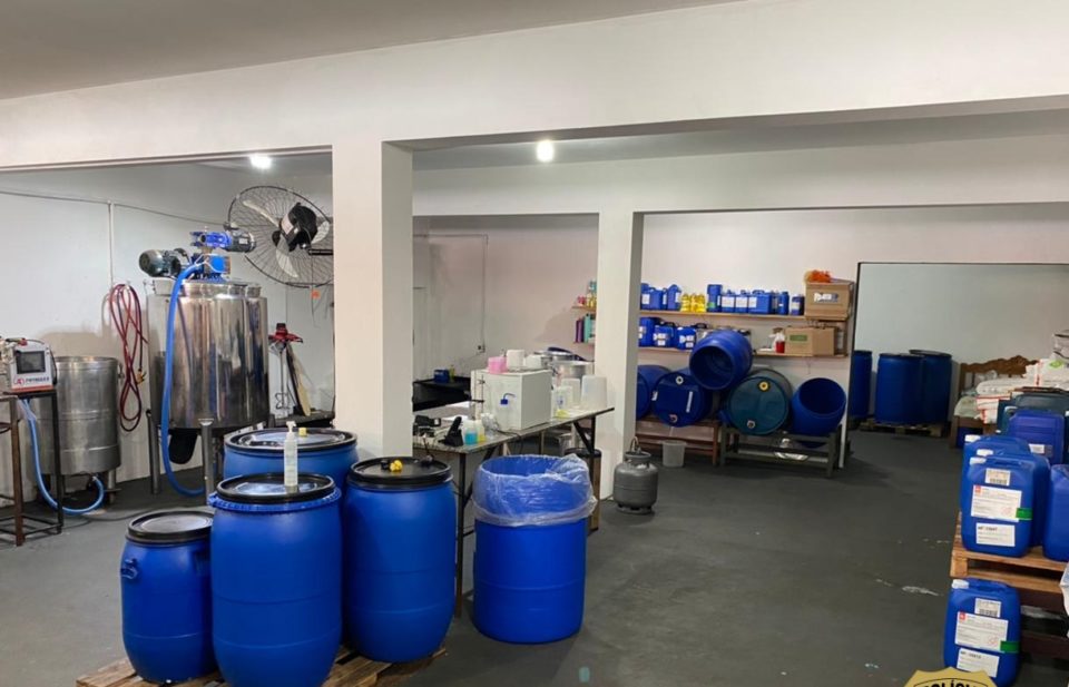 Polícia fecha indústria clandestina de cosméticos na região