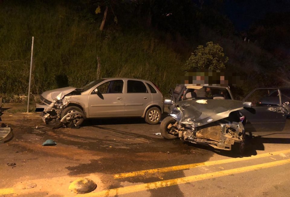 Dupla é presa por roubo após bater carro na região