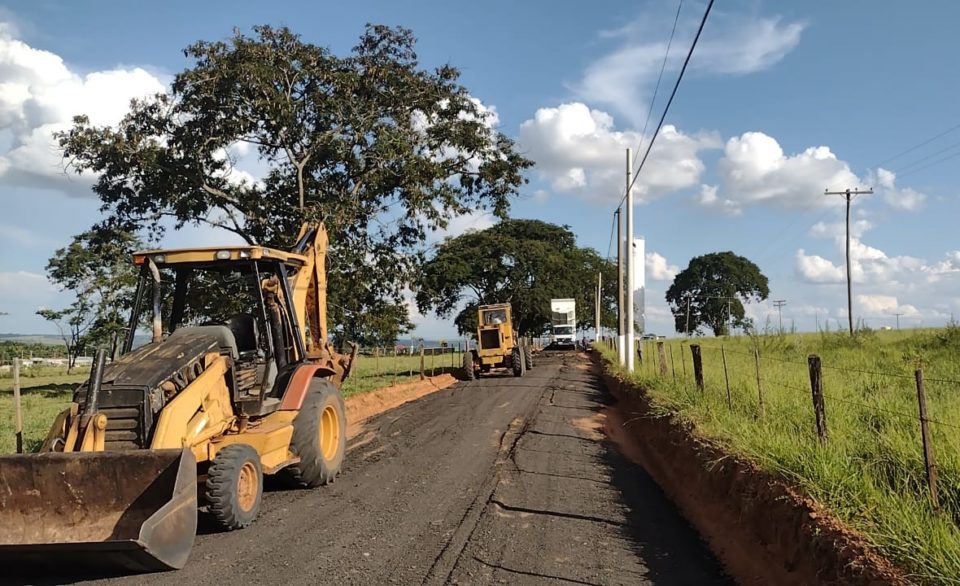 Prefeitura dá continuidade a recuperação de estradas rurais