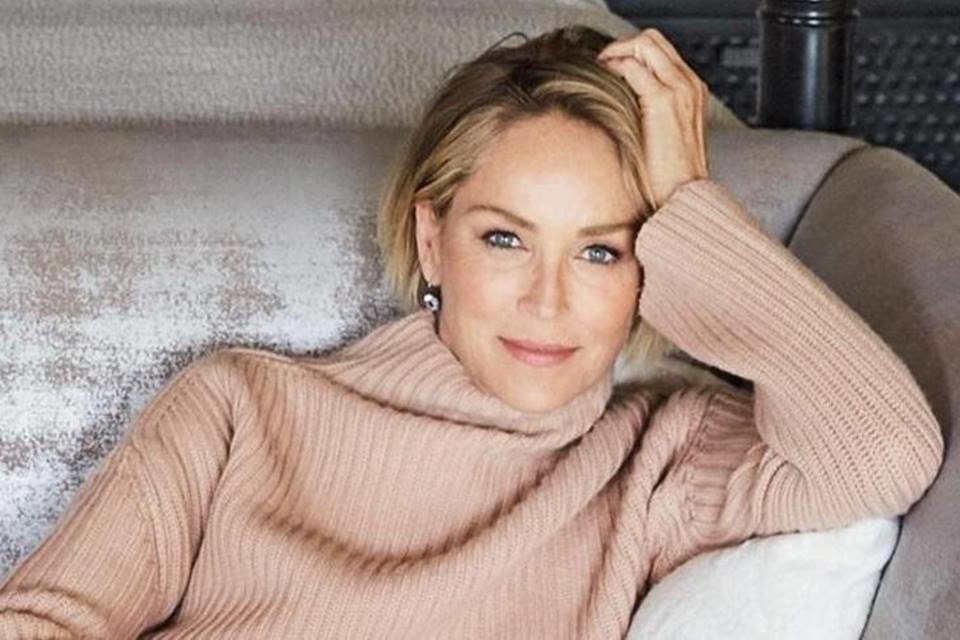 Sharon Stone recebe primeira dose de vacina contra covid