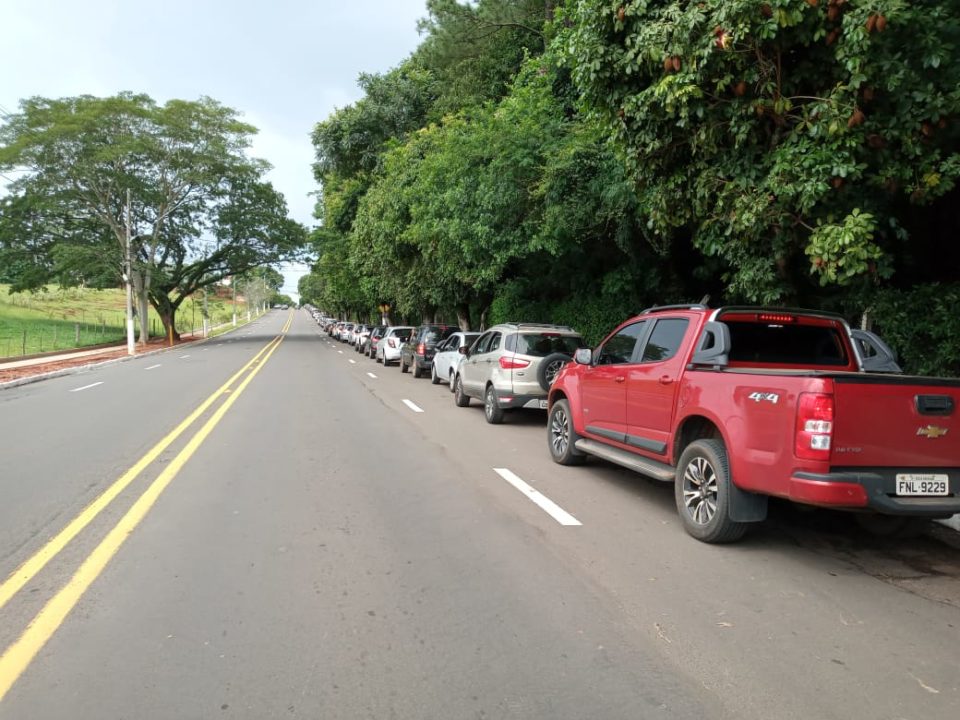 Vacinação de idosos em drive thru tem fila de mais de duas horas