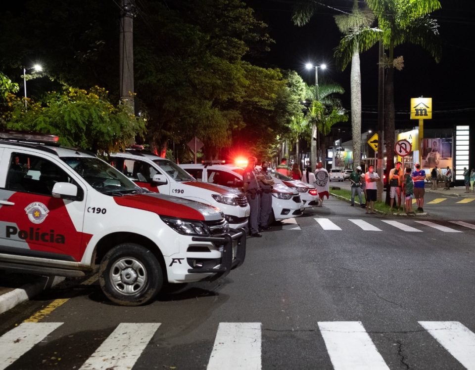 Polícia dispersa palmeirenses em festa na avenida das Esmeraldas