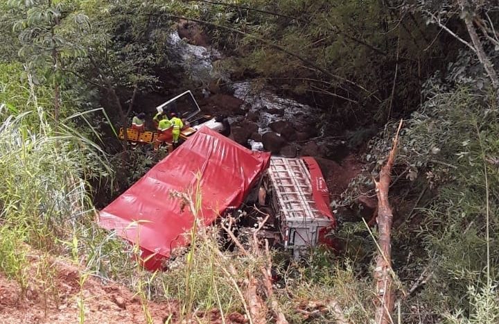 Carreta bitrem despenca de penhasco à margem da SP-294