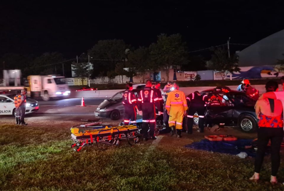 Acidente no Contorno envolve dois carros e deixa casal ferido