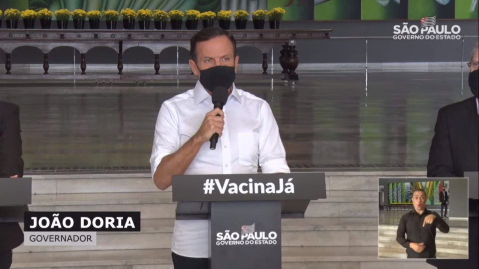 São Paulo vai iniciar vacinação de professores e policiais