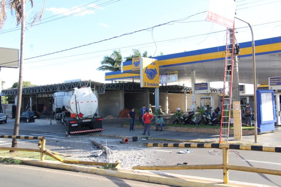 Caminhão desgovernado atravessa João Ramalho e invade posto