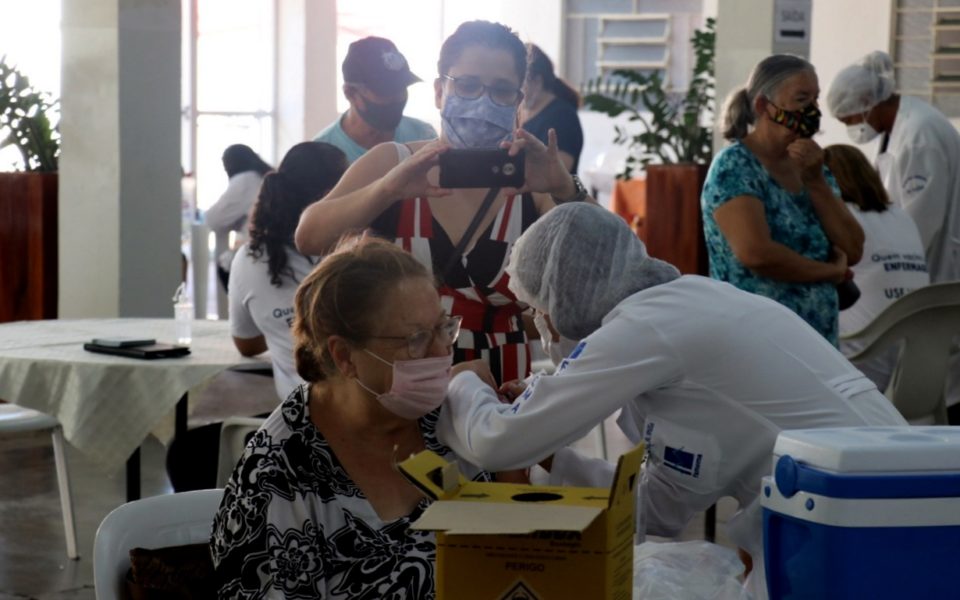 ‘Vídeos da vacinação não incomodam’, diz enfermeira