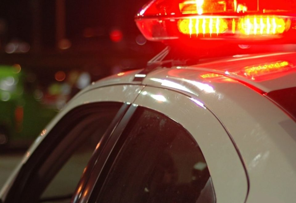 Cliente de lanchonete toma arma falsa de bandido em assalto