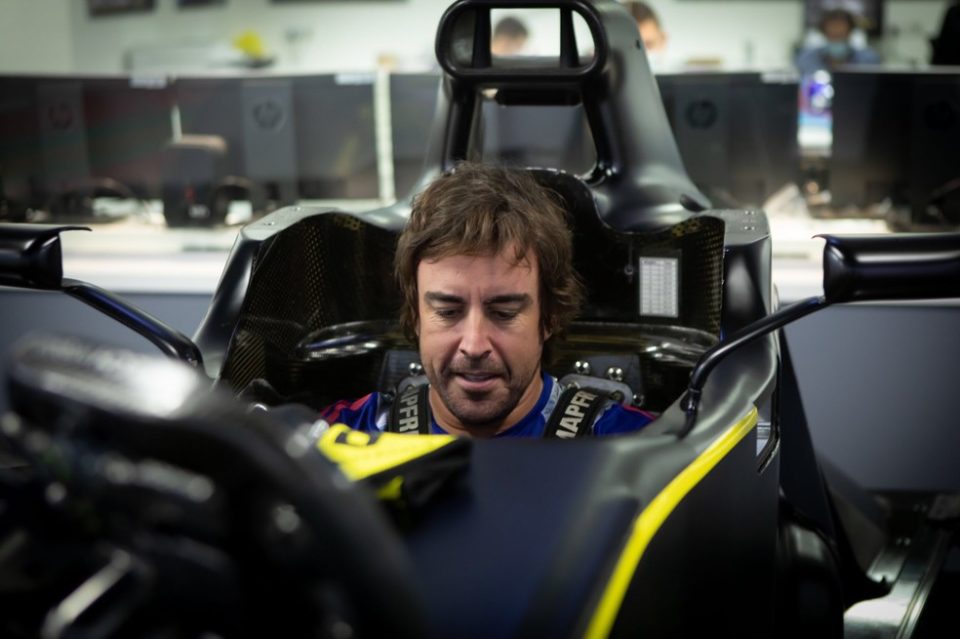 Fernando Alonso festeja o retorno aos treinamentos da Fórmula 1