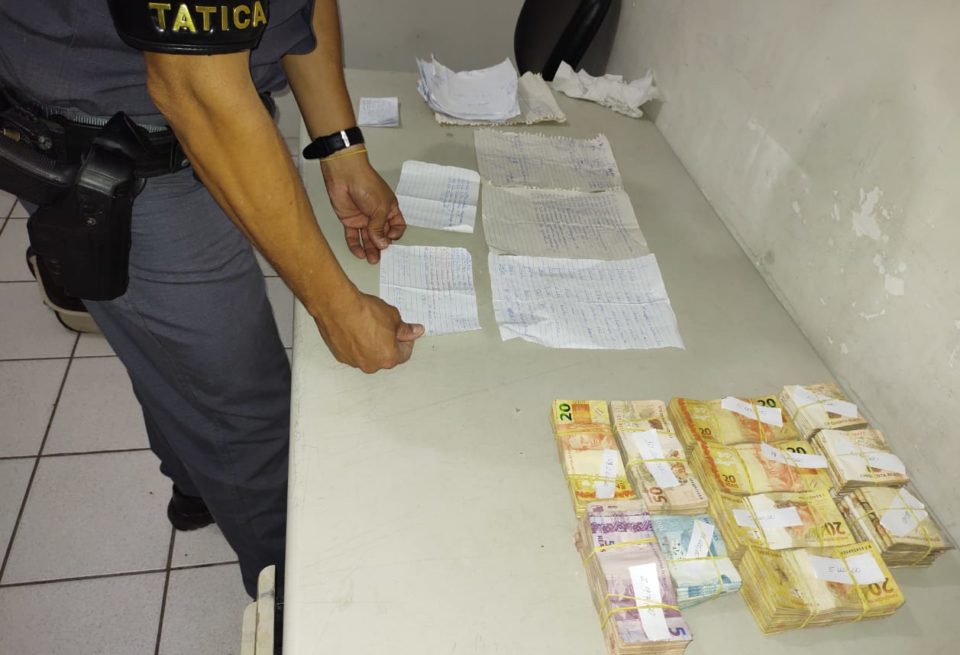 Polícia Militar apreende quase R$ 77 mil do tráfico na Vila Barros