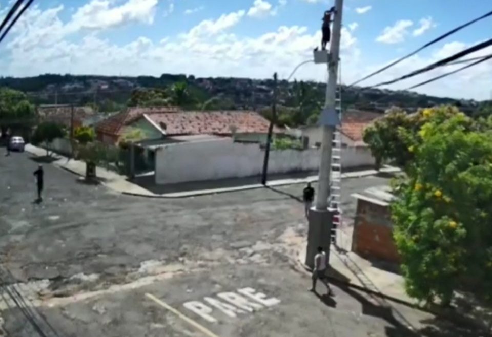 Grupo derruba poste de monitoramento em Garça