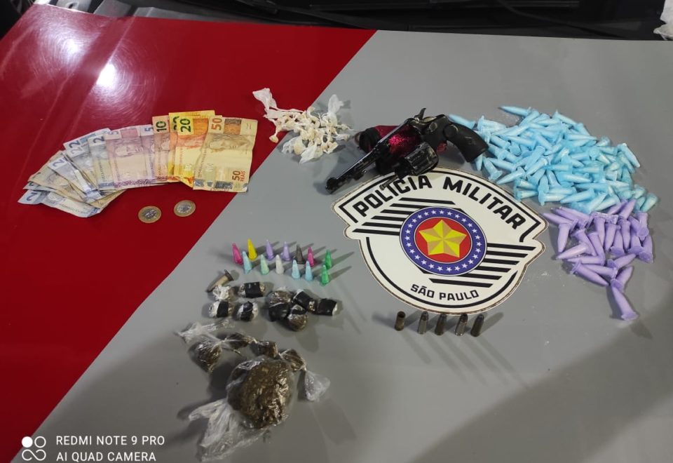 Força Tática prende casal com drogas e arma em Garça