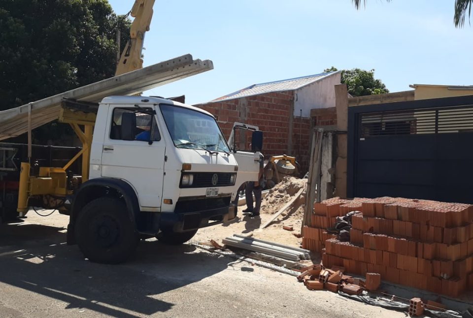 Poste cai de guincho e atinge homem na zona Oeste