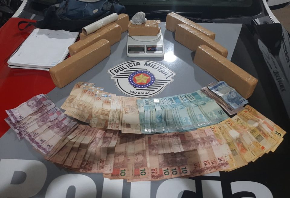 Traficante abandona carrinho com criança em fuga