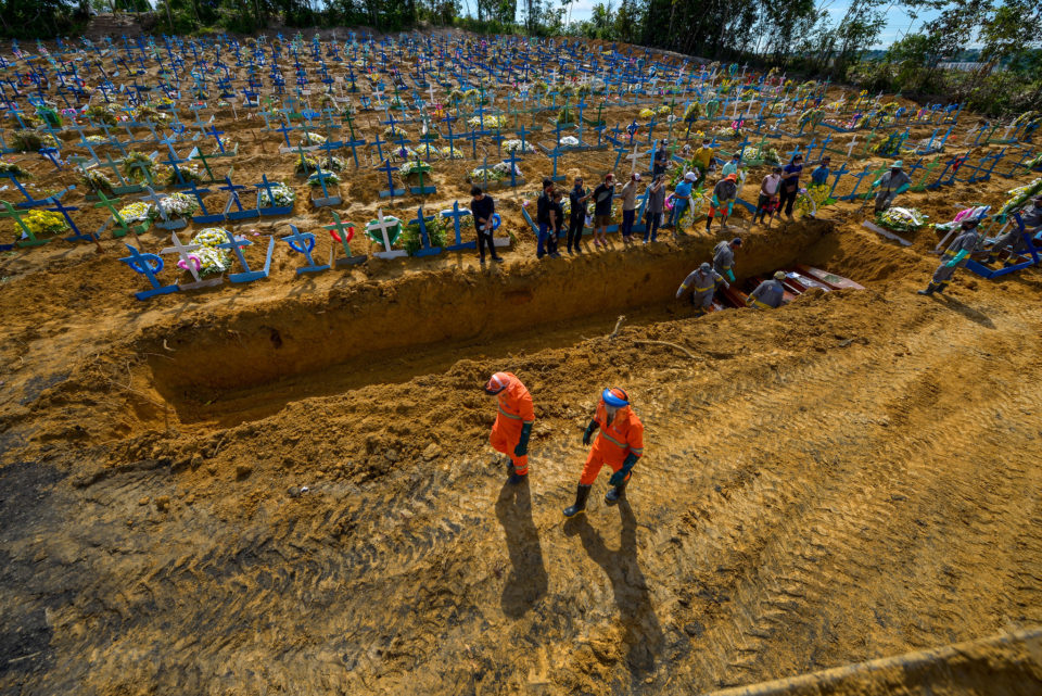 Com mais de 2 mil mortes por dia, País chega ao colapso sanitário